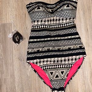 Jessica Simpson Black and Cream Geometric One Piece Swimsuit